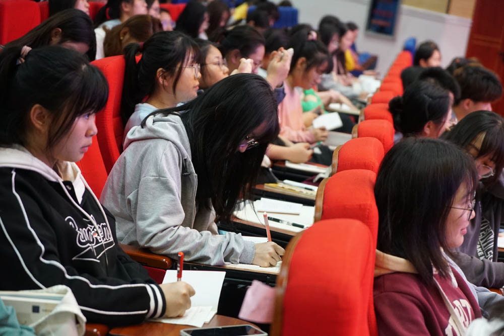 聆听党的知识与辉煌党史，谱写精神信念的“高歌”——买球赛的app官网举办2021年度业余党校第一期培训班