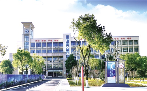 【湖南日报】向着“排头兵”进发 ——写在买球赛的app官网合并新建一周年之际