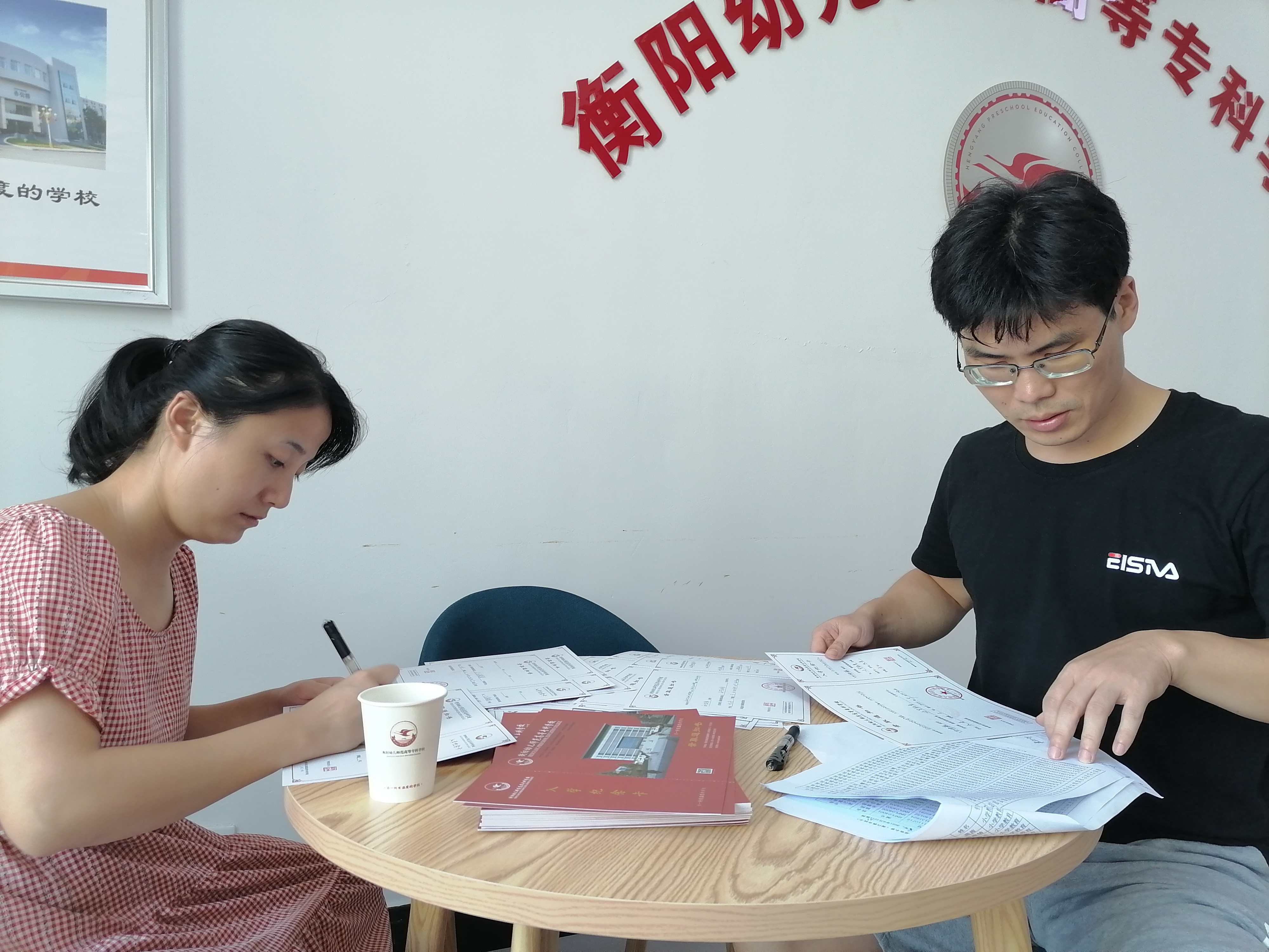 买球赛的app官网高考录取通知书 书写工作别有特色