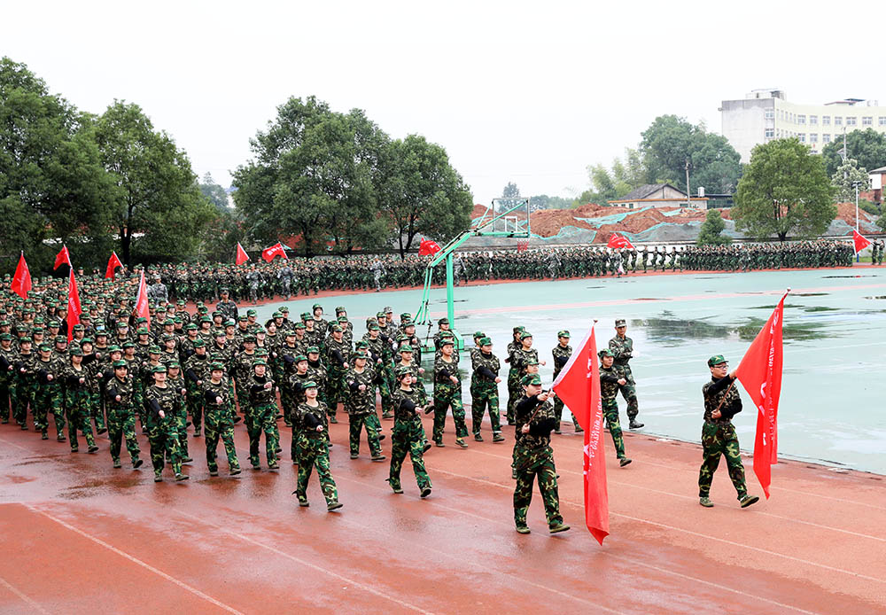 衡阳幼高专举行2021级新生军训汇报表演暨总结表彰大会 衡阳幼高专举行2021级新生军训汇报表演暨总结表彰大会