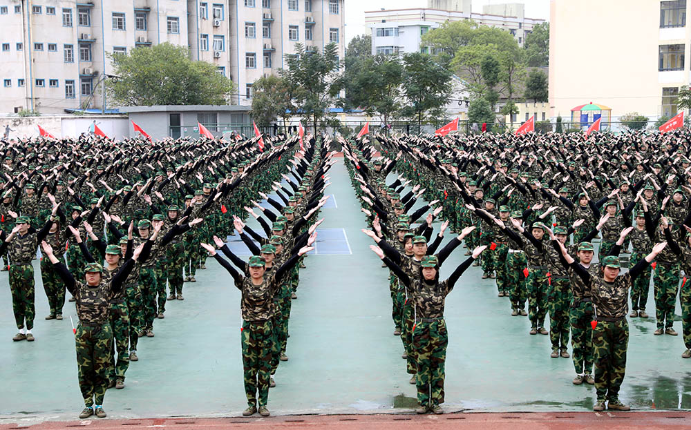 衡阳幼高专举行2021级新生军训汇报表演暨总结表彰大会 衡阳幼高专举行2021级新生军训汇报表演暨总结表彰大会