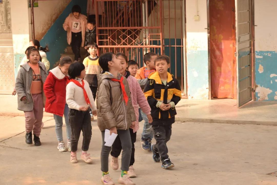 感动!他们一次次来村小支教 感动!他们一次次来村小支教