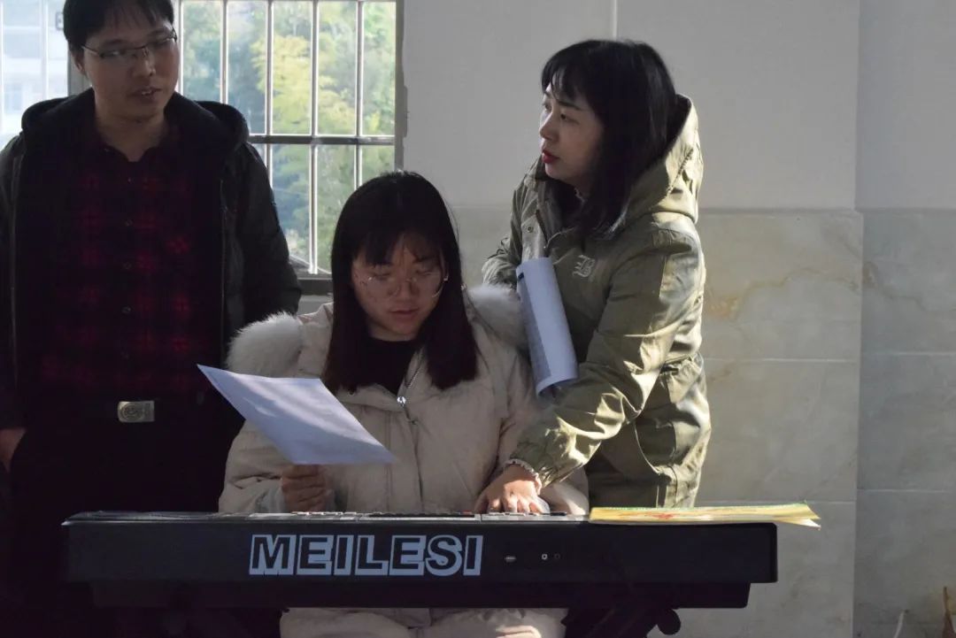 感动!他们一次次来村小支教 感动!他们一次次来村小支教