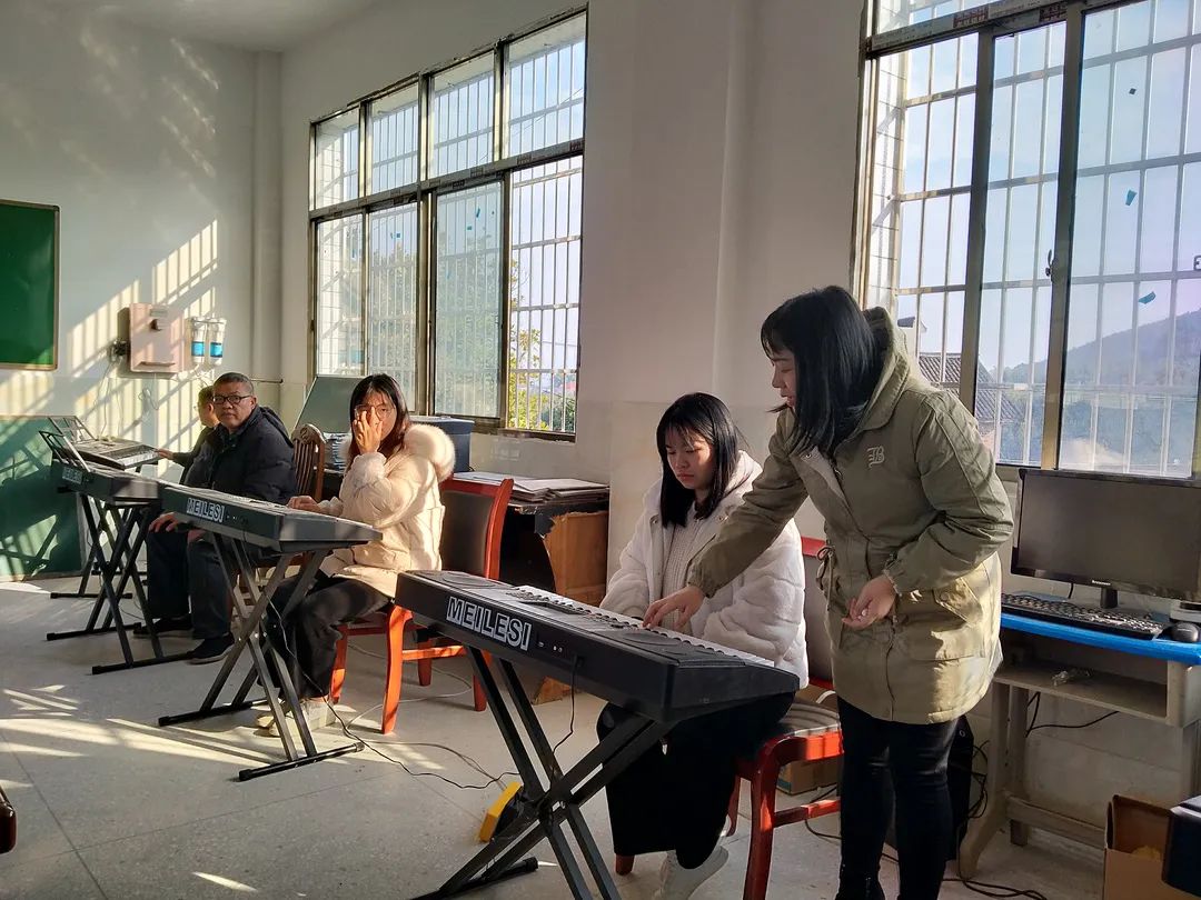 感动!他们一次次来村小支教 感动!他们一次次来村小支教