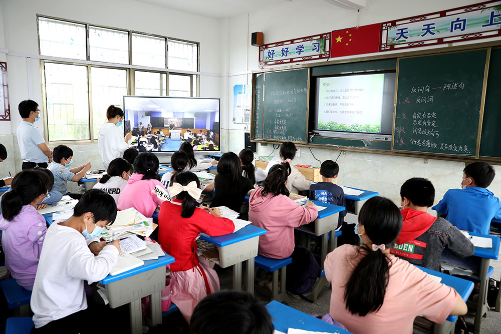 李来清走访我校乡村振兴工作点并出席图书捐赠仪式