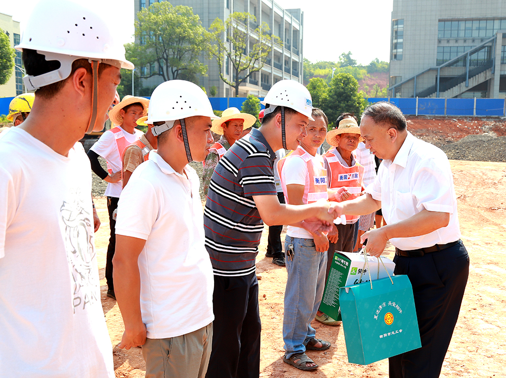 谭敦龙率队来我校走访慰问高温下坚守岗位的一线劳动者 谭敦龙率队来我校走访慰问高温下坚守岗位的一线劳动者