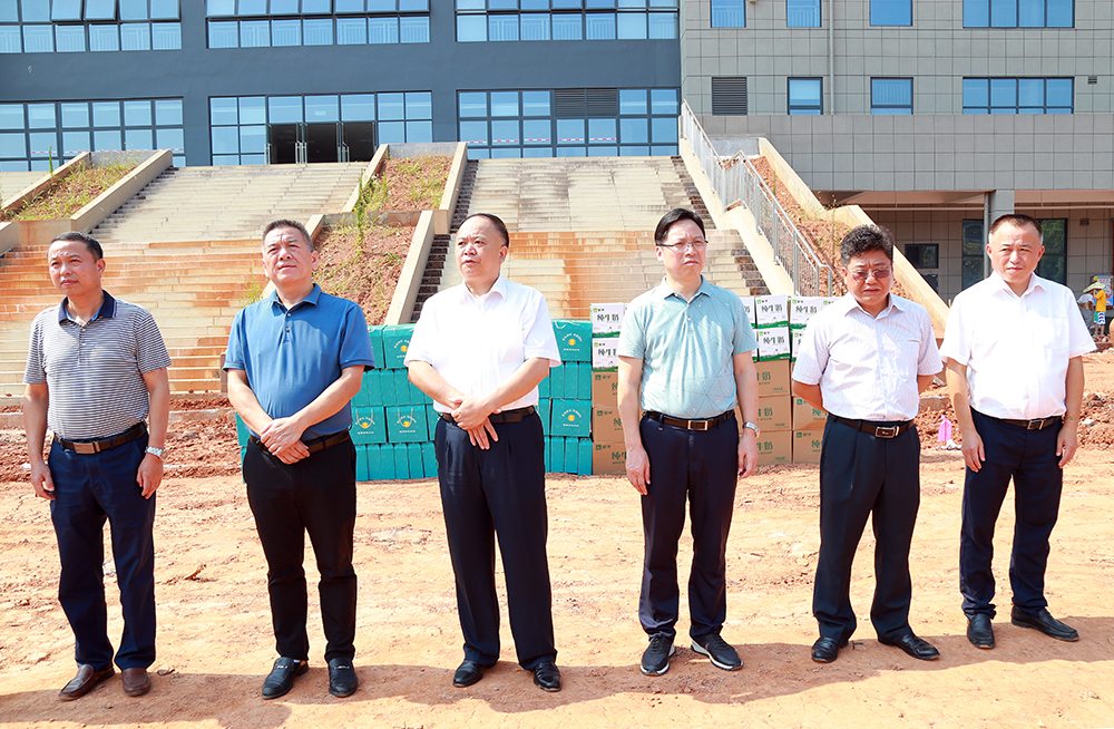 谭敦龙率队来我校走访慰问高温下坚守岗位的一线劳动者 谭敦龙率队来我校走访慰问高温下坚守岗位的一线劳动者