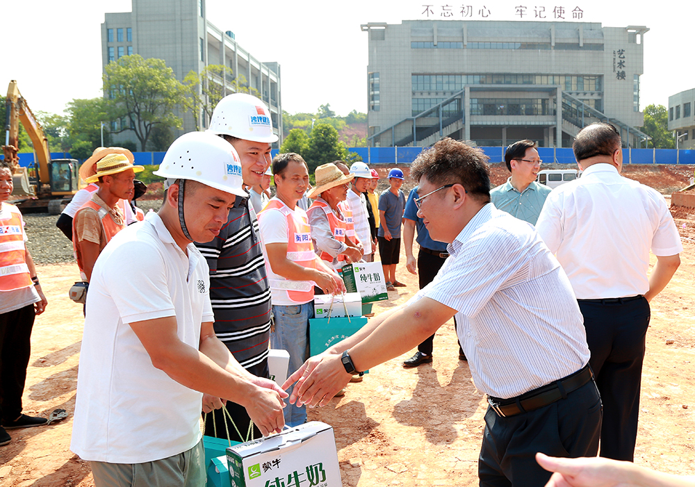 谭敦龙率队来我校走访慰问高温下坚守岗位的一线劳动者 谭敦龙率队来我校走访慰问高温下坚守岗位的一线劳动者