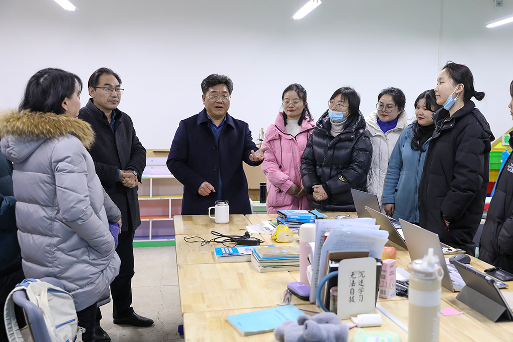 校长邓昌大看望慰问我校省职业院校技能竞赛备赛师生 校长邓昌大看望慰问我校省职业院校技能竞赛备赛师生