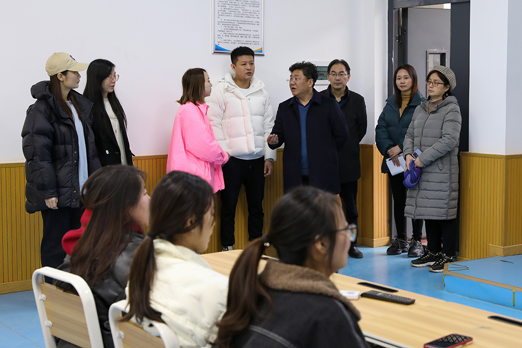 校长邓昌大看望慰问我校省职业院校技能竞赛备赛师生 校长邓昌大看望慰问我校省职业院校技能竞赛备赛师生