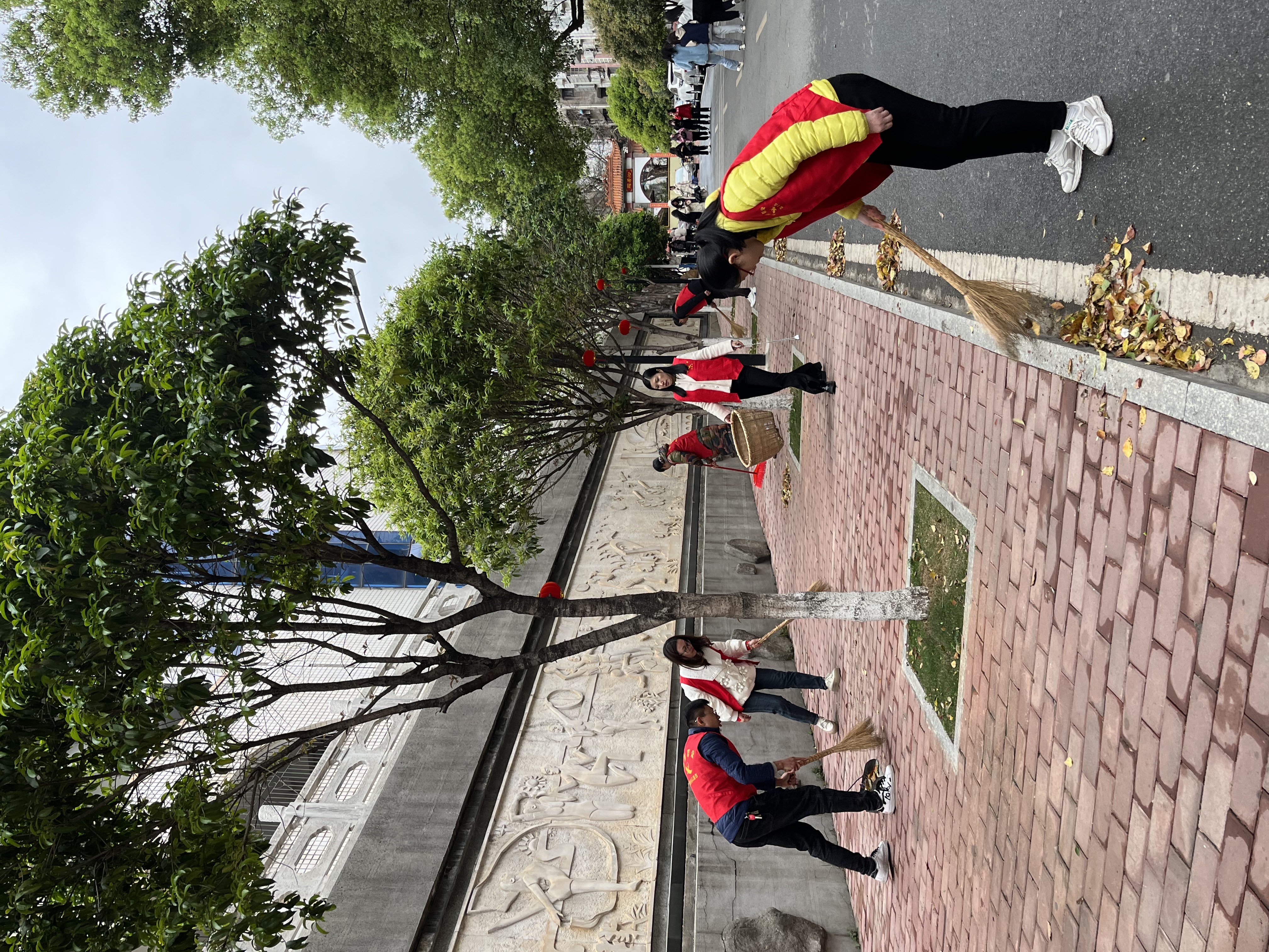 创文在行动：衡阳幼儿师专开展校园包路段卫生清扫志愿者活动